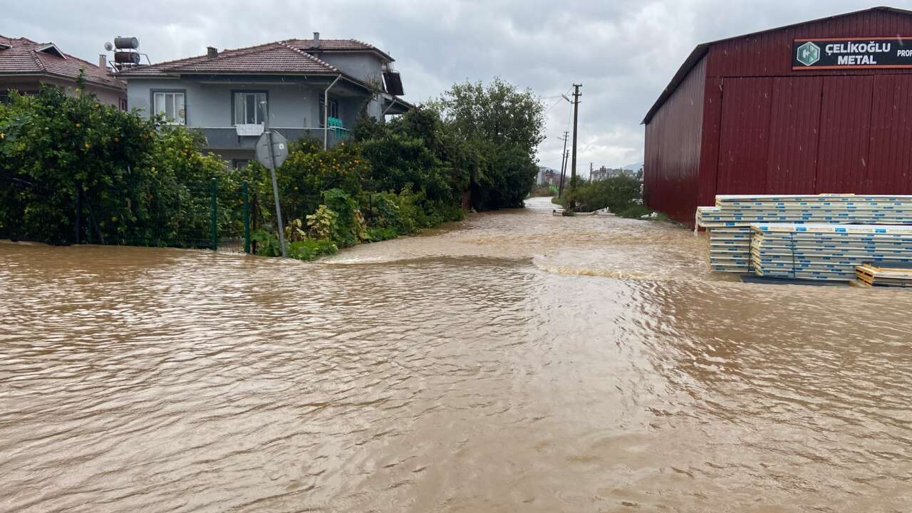 Muğla’da Sel Manzaraları: Deniz Kahverengiye Döndü, Yollar Kapandı 3